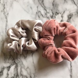 2 aesthetic scrunchies/// HAVE NOT BEEN USED